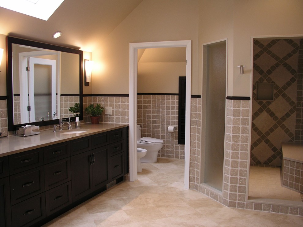 Ispirazione per una stanza da bagno contemporanea con lavabo sottopiano, ante in stile shaker, ante in legno bruno, doccia ad angolo e piastrelle beige