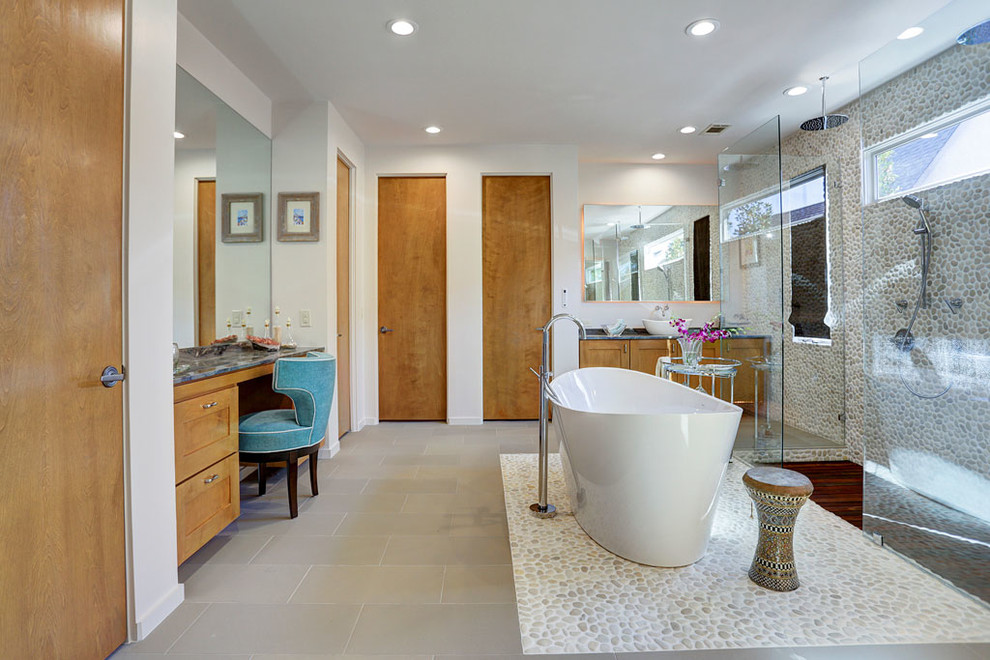 Esempio di una grande stanza da bagno padronale bohémian con ante in stile shaker, ante in legno scuro, vasca freestanding, doccia aperta, lavabo a bacinella e top in marmo