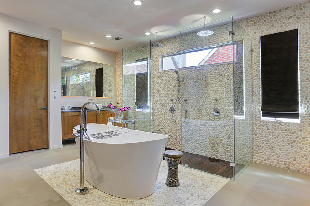Exempel på ett stort eklektiskt en-suite badrum, med skåp i shakerstil, skåp i mellenmörkt trä, ett fristående badkar, en öppen dusch, ett fristående handfat och marmorbänkskiva