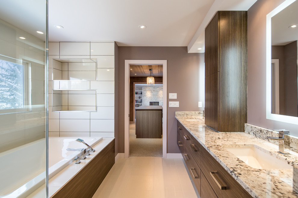 Exemple d'une salle de bain principale tendance en bois brun de taille moyenne avec un placard à porte plane, un plan de toilette en granite, une baignoire posée, un carrelage blanc, des carreaux de céramique, un mur marron et un sol en carrelage de céramique.