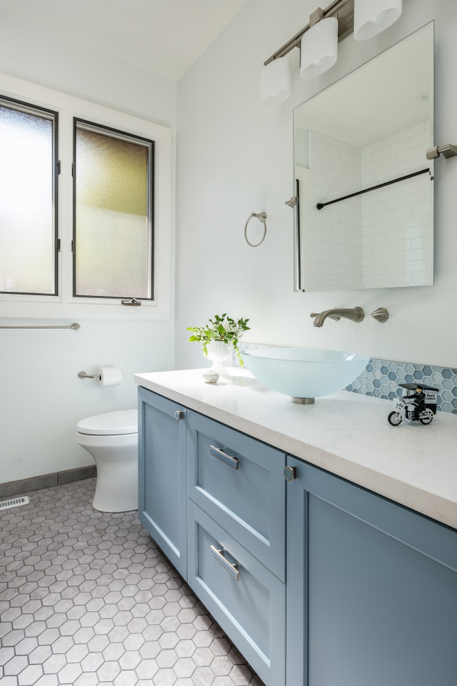 Exempel på ett klassiskt vit vitt badrum, med skåp i shakerstil, blå skåp, ett platsbyggt badkar, en dusch/badkar-kombination, en toalettstol med hel cisternkåpa, blå kakel, tunnelbanekakel, vita väggar, klinkergolv i porslin, ett fristående handfat, bänkskiva i akrylsten och grått golv