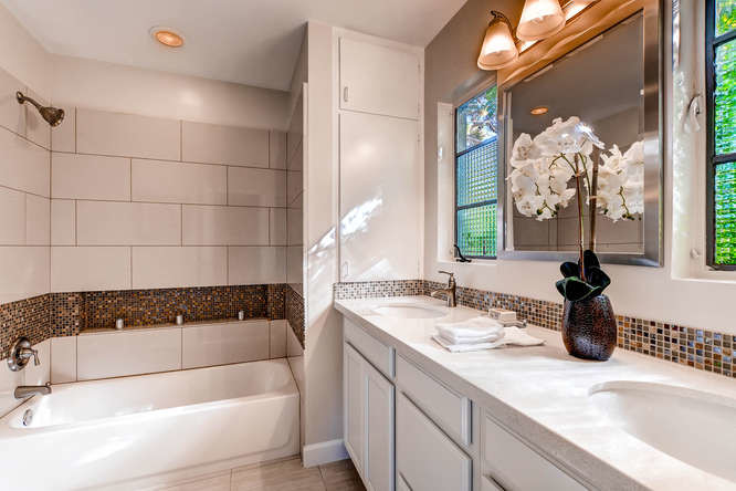 This is an example of a medium sized traditional bathroom in Phoenix.