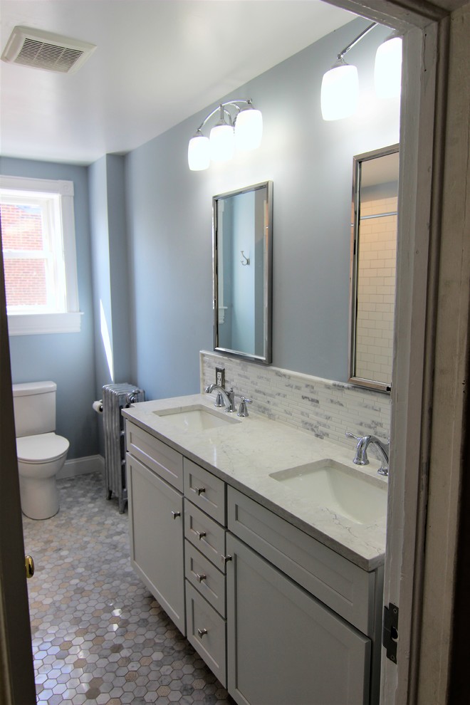 Свежая идея для дизайна: большая главная ванная комната в классическом стиле с фасадами с утопленной филенкой, белыми фасадами, ванной в нише, душем над ванной, унитазом-моноблоком, белой плиткой, керамической плиткой, синими стенами, полом из керамической плитки, врезной раковиной, столешницей из гранита, разноцветным полом, шторкой для ванной и разноцветной столешницей - отличное фото интерьера