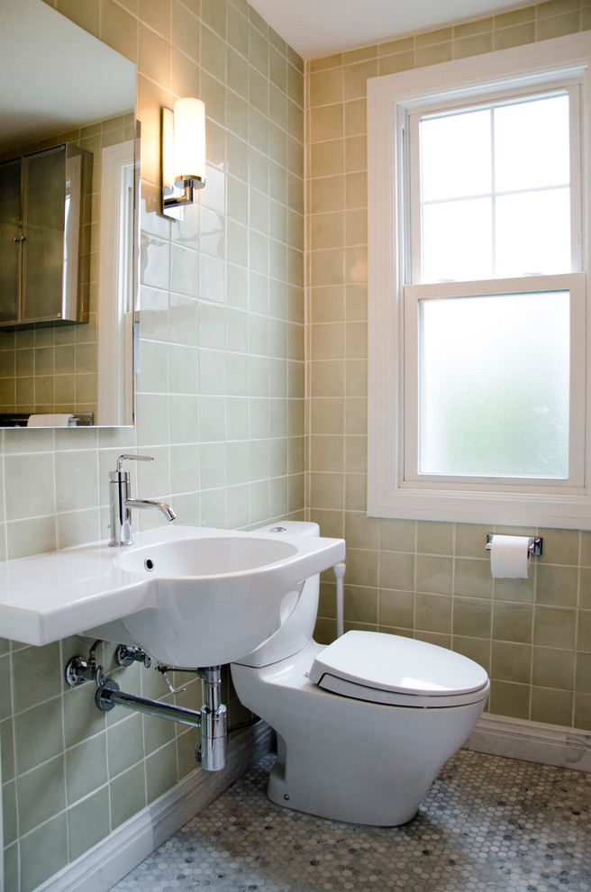 На фото: ванная комната: освещение в стиле модернизм с плиткой мозаикой и подвесной раковиной с