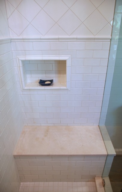 На фото: большая главная ванная комната в классическом стиле с фасадами в стиле шейкер, белыми фасадами, накладной ванной, душем в нише, унитазом-моноблоком, бежевой плиткой, керамогранитной плиткой, синими стенами, полом из керамической плитки, врезной раковиной и столешницей из искусственного камня