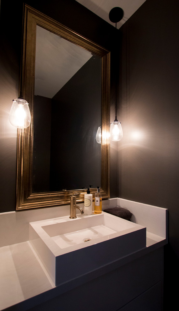 Пример оригинального дизайна: ванная комната в стиле модернизм с черными стенами и настольной раковиной