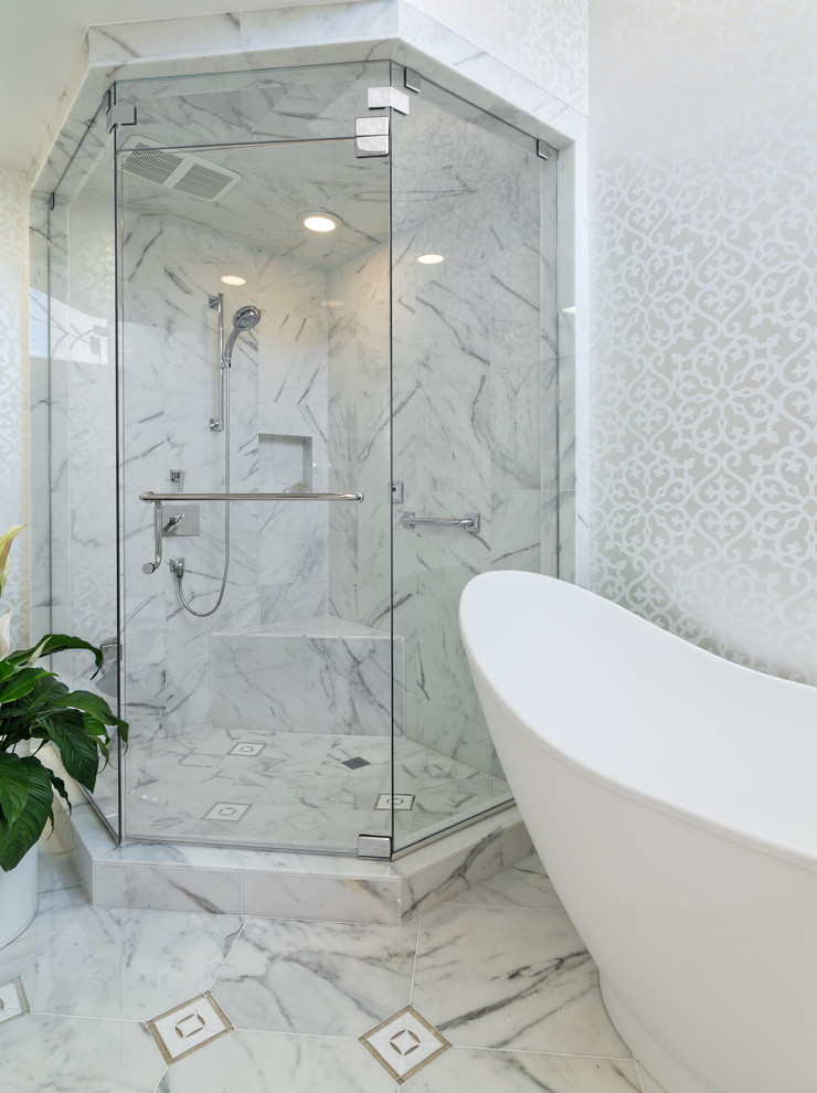 Imagen de cuarto de baño gris y blanco contemporáneo con bañera exenta