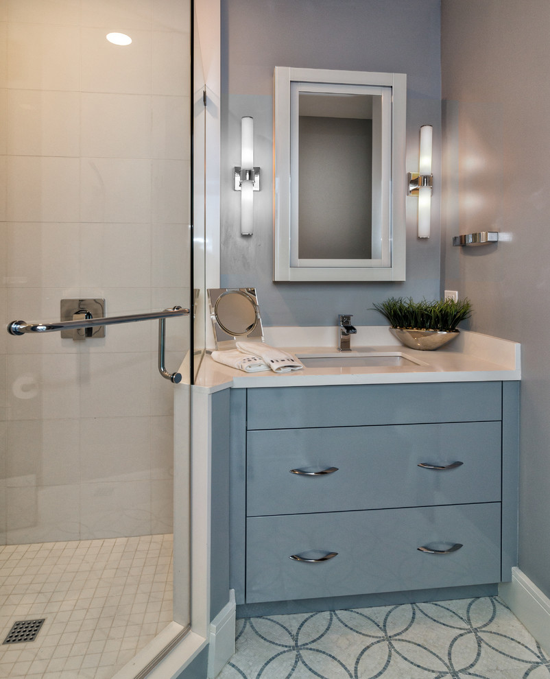 На фото: ванная комната в современном стиле с врезной раковиной и полом из мозаичной плитки