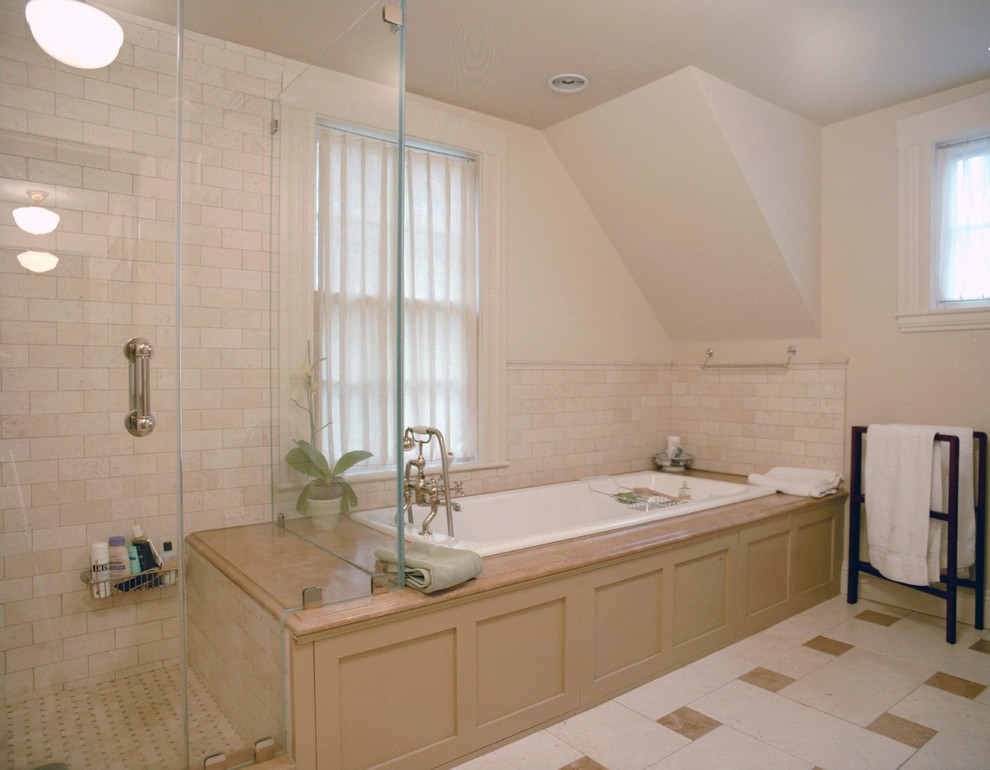 Immagine di una stanza da bagno classica con vasca da incasso