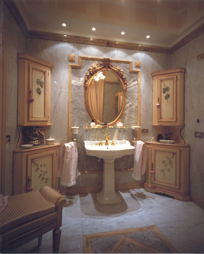 Bathroom - traditional bathroom idea in Bologna