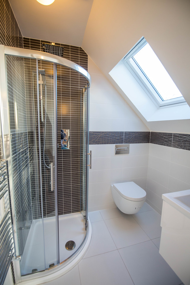 Источник вдохновения для домашнего уюта: ванная комната среднего размера в современном стиле с унитазом-моноблоком, разноцветной плиткой, полом из керамической плитки, белым полом и душем с раздвижными дверями