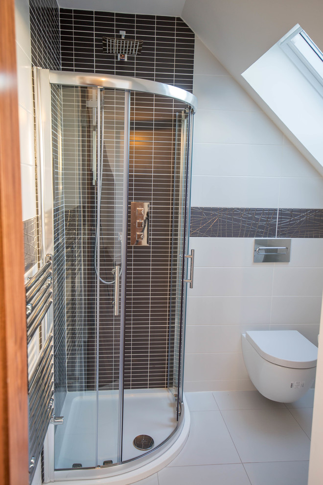 Kleines Modernes Badezimmer mit Toilette mit Aufsatzspülkasten, farbigen Fliesen, Keramikboden, gelbem Boden und Schiebetür-Duschabtrennung in Cork