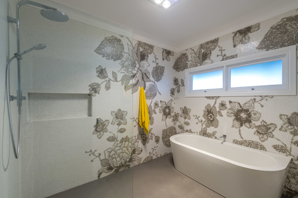Ejemplo de cuarto de baño tradicional grande con bañera exenta, ducha abierta, baldosas y/o azulejos blancas y negros, baldosas y/o azulejos en mosaico y suelo de baldosas de porcelana