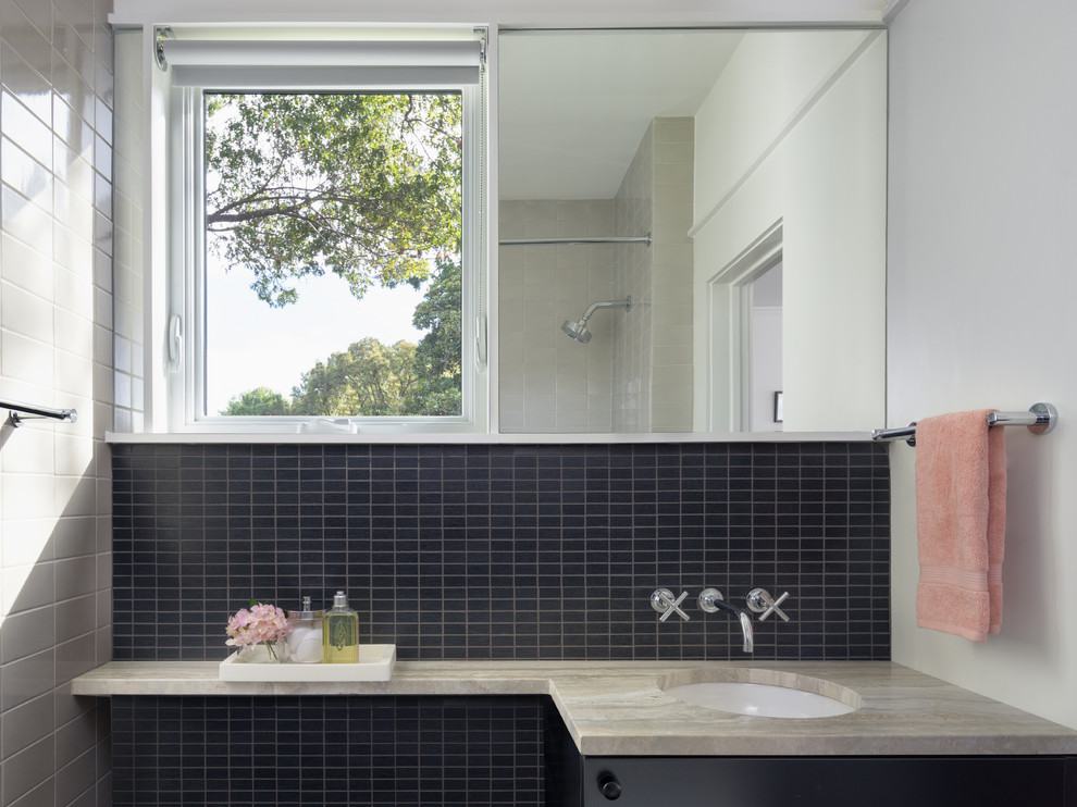 Inspiration för ett funkis badrum, med släta luckor, svarta skåp, vita väggar och ett undermonterad handfat