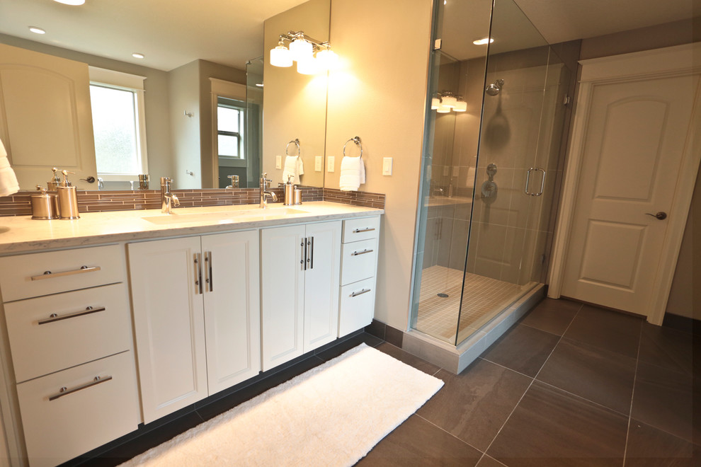 Example of a large trendy master gray tile and glass tile ceramic tile bathroom design in Portland with an undermount sink, shaker cabinets, white cabinets, quartz countertops, a one-piece toilet and beige walls