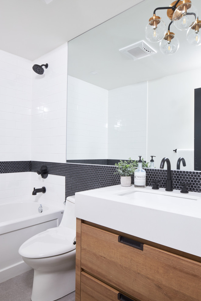Aménagement d'une petite salle de bain moderne avec un placard à porte plane, des portes de placard beiges, un mur blanc, un lavabo posé, un plan de toilette en quartz modifié, un plan de toilette blanc, meuble simple vasque et meuble-lavabo encastré.