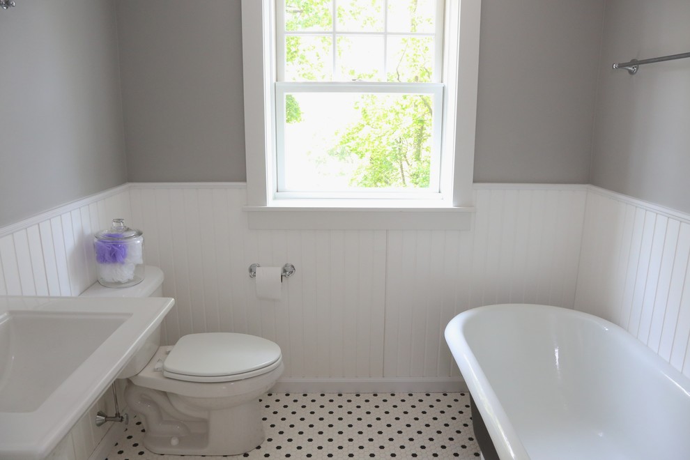 Idéer för små amerikanska badrum, med ett piedestal handfat, ett badkar med tassar, en toalettstol med separat cisternkåpa, flerfärgad kakel, mosaik, flerfärgade väggar och mosaikgolv