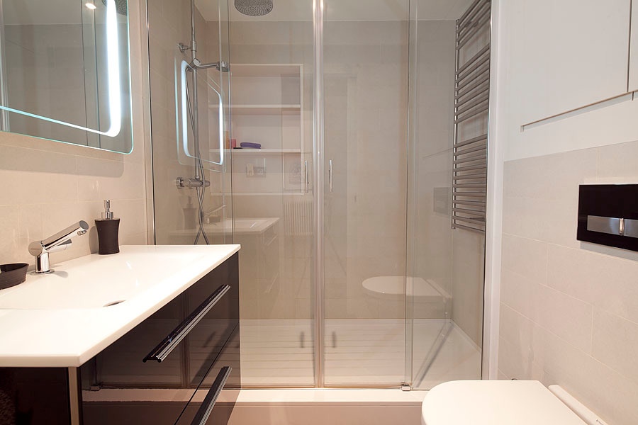 Стильный дизайн: маленькая ванная комната в современном стиле с плоскими фасадами, черными фасадами, душем в нише, инсталляцией, белыми стенами, душевой кабиной и монолитной раковиной для на участке и в саду - последний тренд