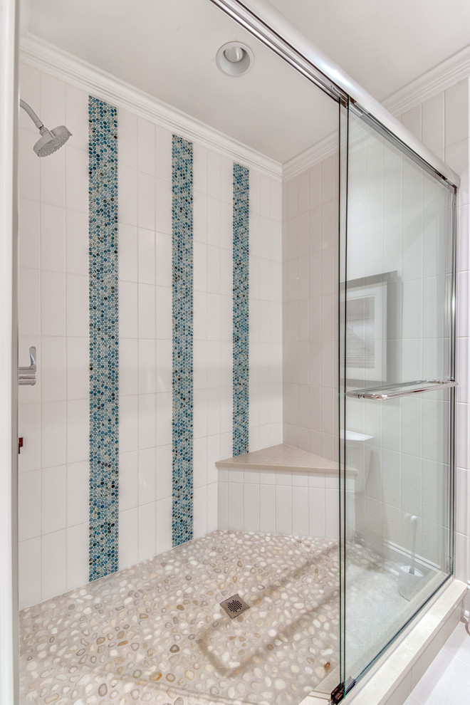 Foto de cuarto de baño principal actual de tamaño medio con ducha esquinera, baldosas y/o azulejos multicolor, baldosas y/o azulejos de cerámica, paredes blancas y suelo de baldosas de cerámica