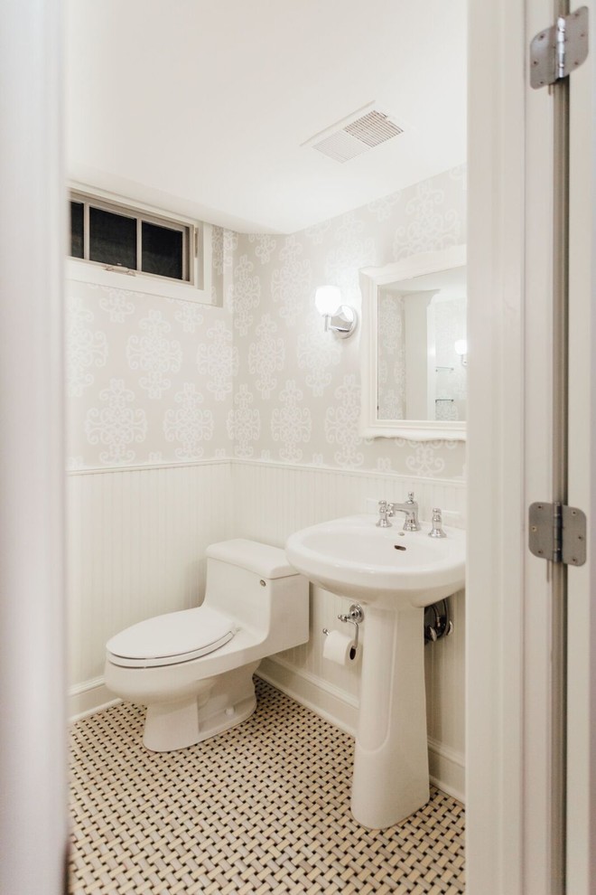 Modelo de cuarto de baño tradicional de tamaño medio con sanitario de una pieza, paredes blancas, aseo y ducha y lavabo con pedestal