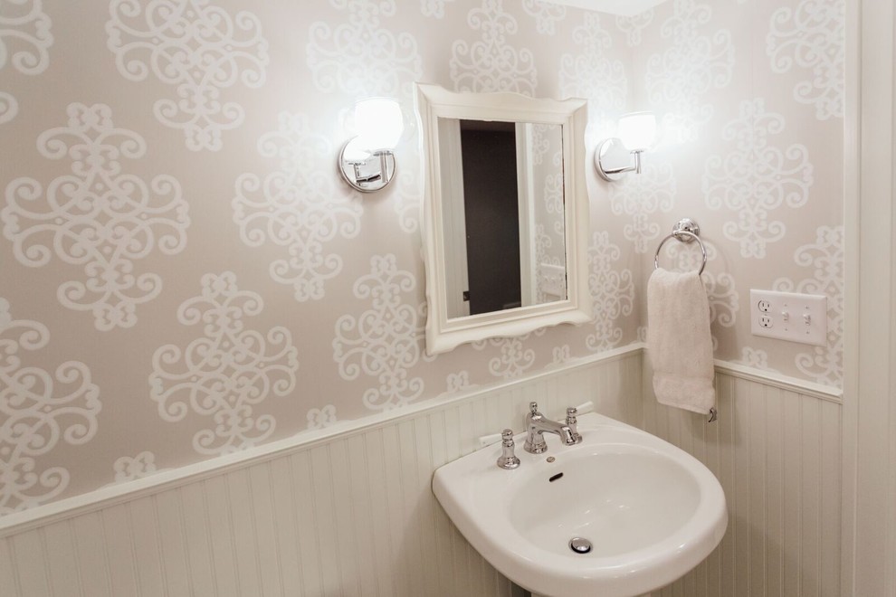Mittelgroßes Klassisches Duschbad mit Toilette mit Aufsatzspülkasten, weißer Wandfarbe und Sockelwaschbecken in Minneapolis