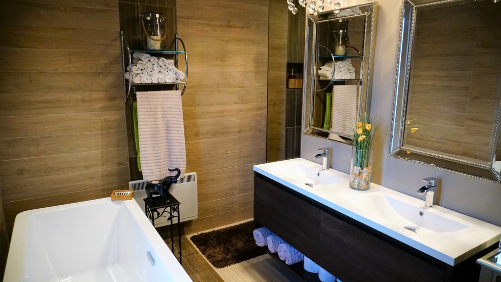 Idee per una stanza da bagno contemporanea con doccia alcova, pareti marroni e pavimento con piastrelle in ceramica