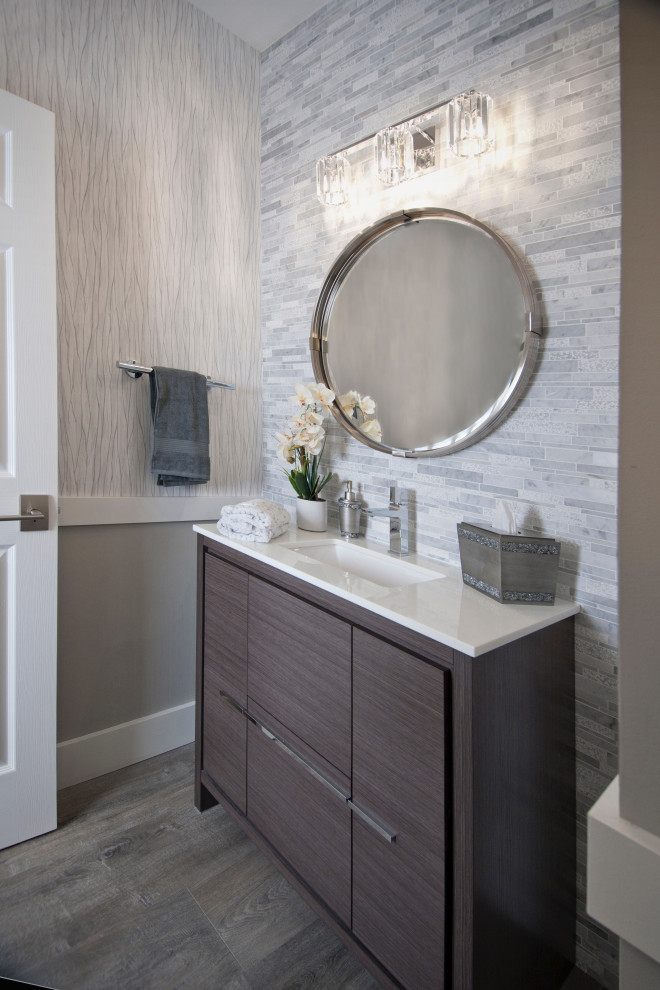 Inspiration för mellanstora moderna vitt badrum med dusch, med släta luckor, vita skåp, grå kakel, stenkakel, grå väggar, laminatgolv, ett undermonterad handfat, bänkskiva i kvarts och grått golv