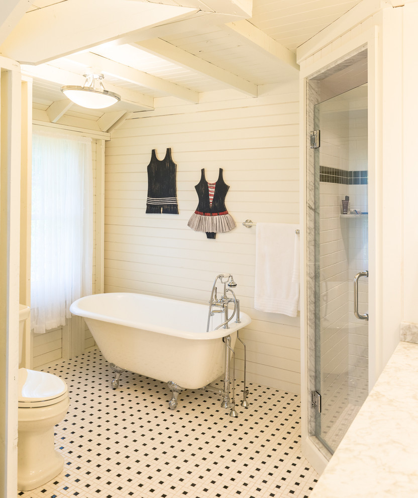 На фото: маленькая главная ванная комната в морском стиле с ванной на ножках, угловым душем, унитазом-моноблоком, белой плиткой, керамической плиткой, белыми стенами, полом из мозаичной плитки и раковиной с пьедесталом для на участке и в саду с