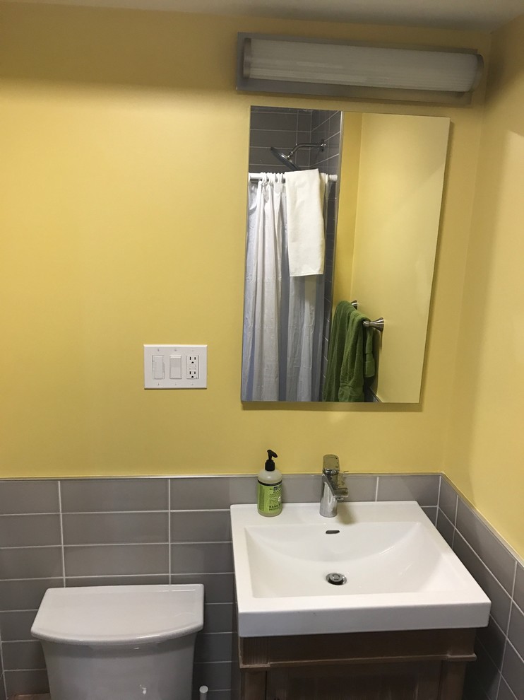 Идея дизайна: маленькая ванная комната в современном стиле с фасадами островного типа, искусственно-состаренными фасадами, открытым душем, унитазом-моноблоком, желтой плиткой, плиткой кабанчик, желтыми стенами, полом из керамической плитки, накладной раковиной, разноцветным полом и шторкой для ванной для на участке и в саду