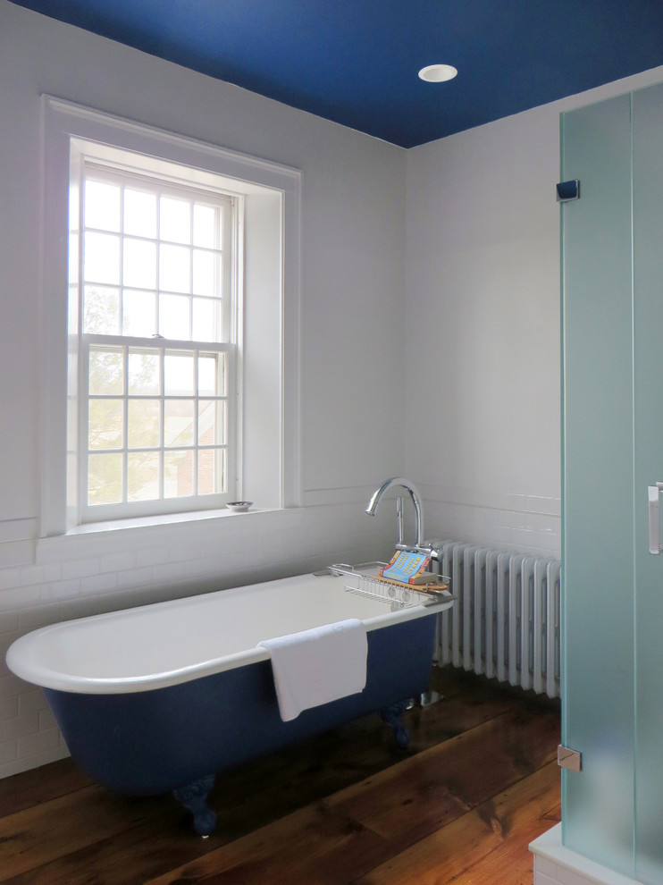Idée de décoration pour une salle de bain principale design de taille moyenne avec un lavabo encastré, un plan de toilette en quartz modifié, une baignoire sur pieds, une douche d'angle, WC séparés, un carrelage blanc, un carrelage métro, un mur blanc et un sol en bois brun.