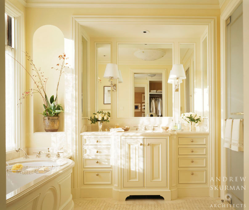 Пример оригинального дизайна: главная ванная комната среднего размера в классическом стиле с фасадами с декоративным кантом, белыми фасадами, душем в нише, унитазом-моноблоком, бежевыми стенами, полом из керамической плитки, накладной раковиной, столешницей из ламината, разноцветным полом и душем с раздвижными дверями