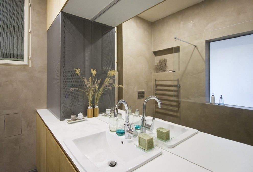 Immagine di una piccola stanza da bagno minimalista con consolle stile comò e ante in legno chiaro