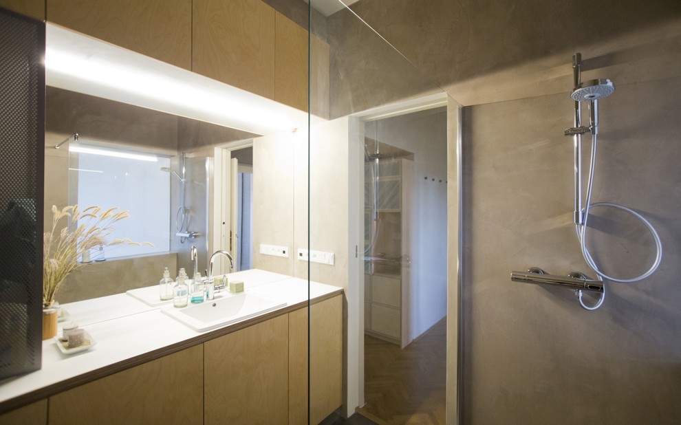 Esempio di una piccola stanza da bagno moderna con consolle stile comò e ante in legno chiaro