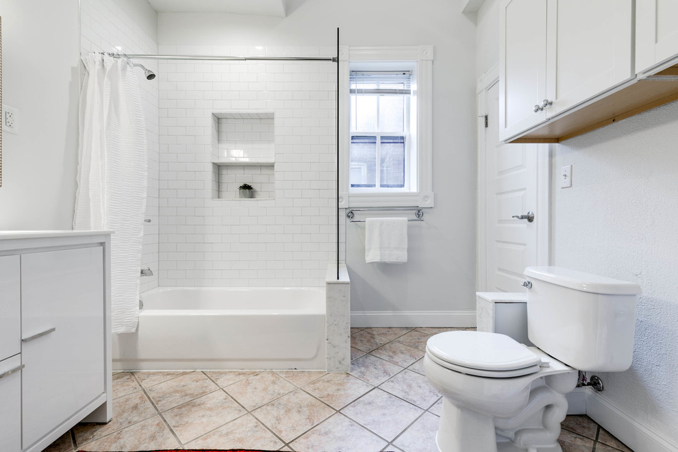 Стильный дизайн: большая главная ванная комната в классическом стиле с фасадами в стиле шейкер, белыми фасадами, ванной в нише, открытым душем, раздельным унитазом, серыми стенами, полом из керамической плитки, монолитной раковиной, шторкой для ванной, белой плиткой, плиткой кабанчик и бежевым полом - последний тренд