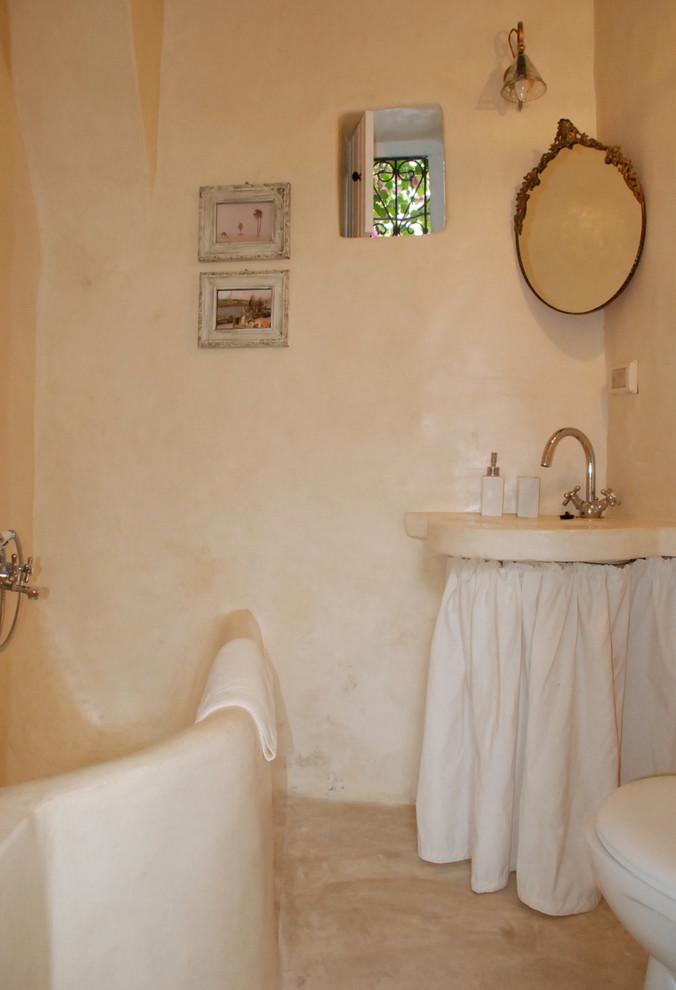 カルガリーにある地中海スタイルのおしゃれな浴室の写真