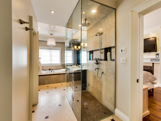 Idéer för att renovera ett mellanstort vintage badrum med dusch, med luckor med infälld panel, bruna skåp, en dusch i en alkov, beige kakel, keramikplattor, beige väggar, klinkergolv i keramik, ett integrerad handfat, bänkskiva i kvarts, beiget golv och dusch med gångjärnsdörr