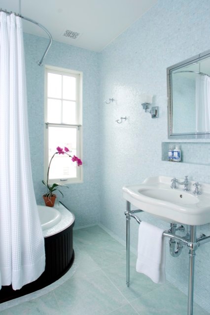 Inspiration för ett mellanstort funkis badrum, med ett piedestal handfat, en dusch/badkar-kombination, glaskakel, marmorgolv, ett platsbyggt badkar, en bidé, vit kakel, vita väggar och bänkskiva i akrylsten