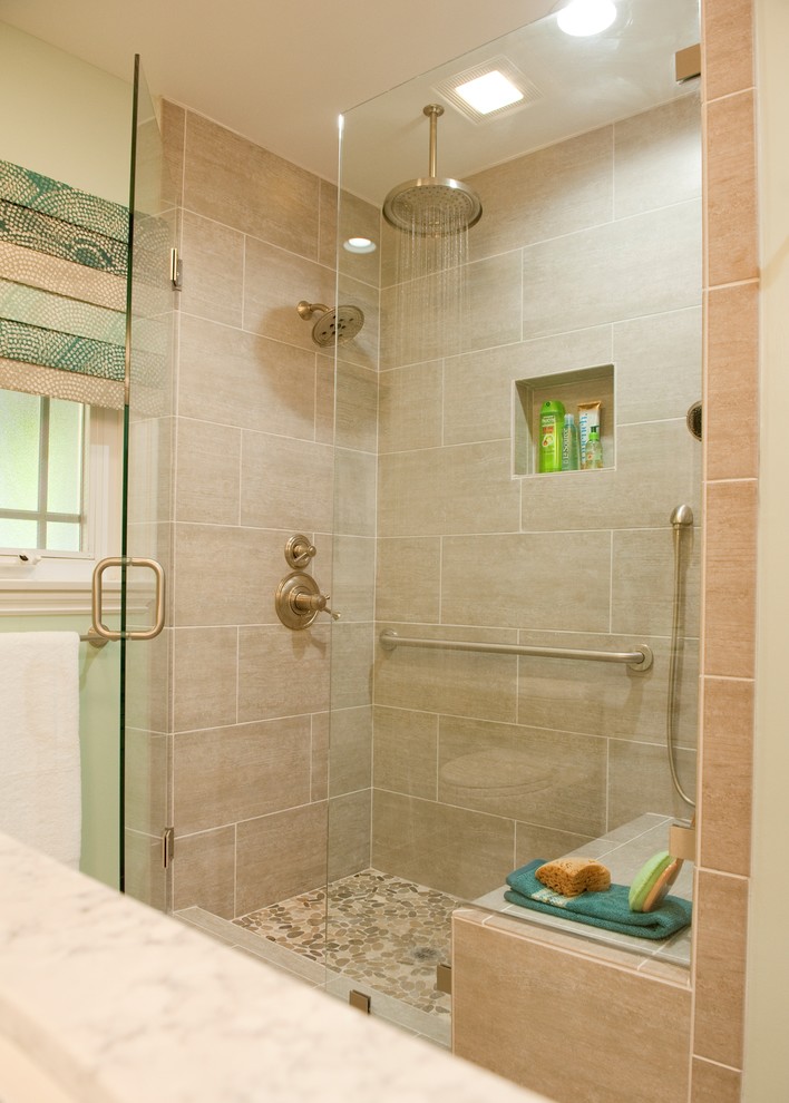 Idées déco pour une douche en alcôve principale classique de taille moyenne avec un plan de toilette en quartz modifié, un carrelage beige, des carreaux de porcelaine, un mur vert et un sol en galet.