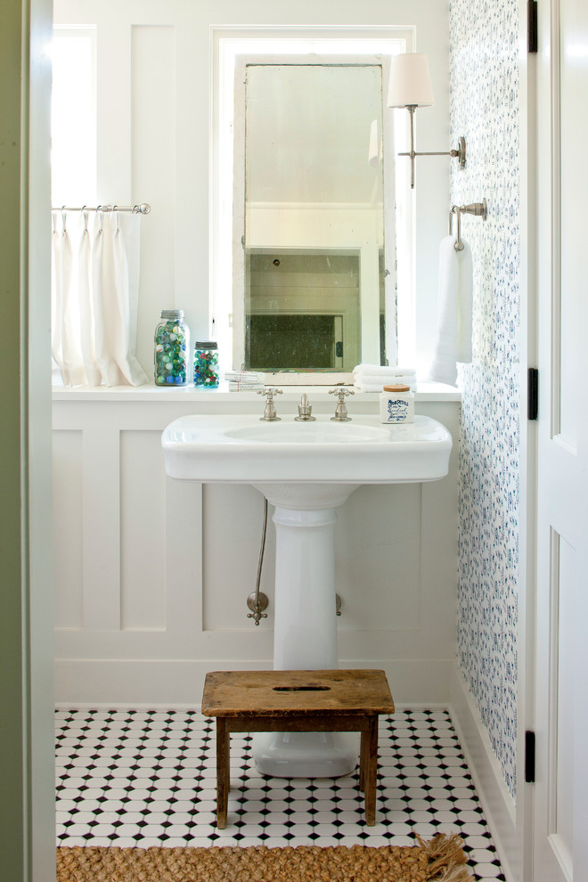 Foto på ett lantligt badrum, med ett piedestal handfat och flerfärgat golv