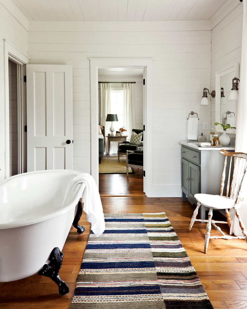 Cottage claw-foot bathtub photo in Atlanta