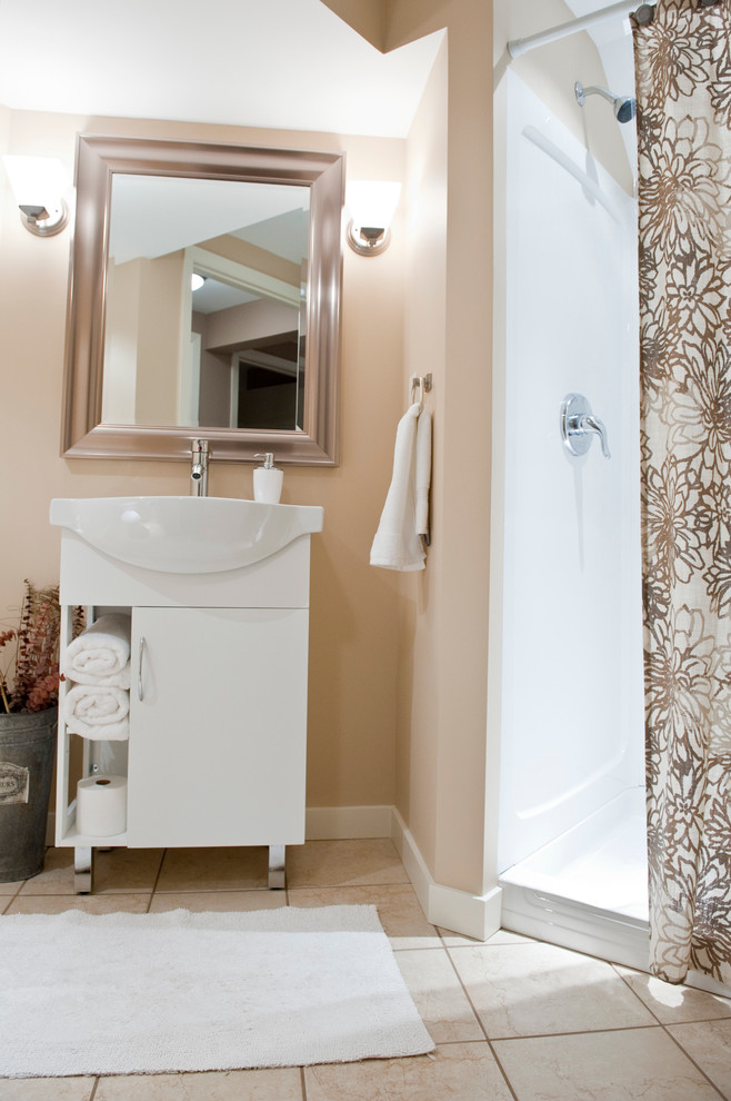 Inspiration för ett litet vintage badrum med dusch, med möbel-liknande, vita skåp, en dusch i en alkov, en toalettstol med separat cisternkåpa, beige kakel, porslinskakel, beige väggar, klinkergolv i porslin och ett integrerad handfat