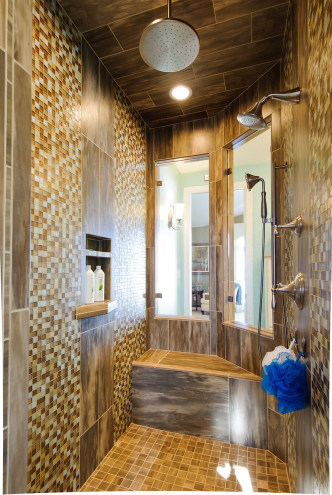 Exemple d'une grande salle de bain principale bord de mer avec un placard avec porte à panneau surélevé, des portes de placard blanches, une baignoire posée, une douche d'angle, WC séparés, un carrelage marron, des carreaux de céramique, un mur bleu, un sol en bois brun, un lavabo encastré, un plan de toilette en stratifié, un sol marron et une cabine de douche à porte battante.