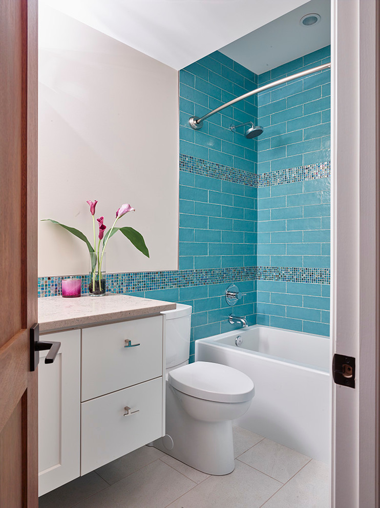 Idee per una stanza da bagno minimalista con lavabo sottopiano, ante lisce, ante bianche, top in pietra calcarea, vasca/doccia, piastrelle blu, piastrelle in gres porcellanato, pareti beige e pavimento in gres porcellanato