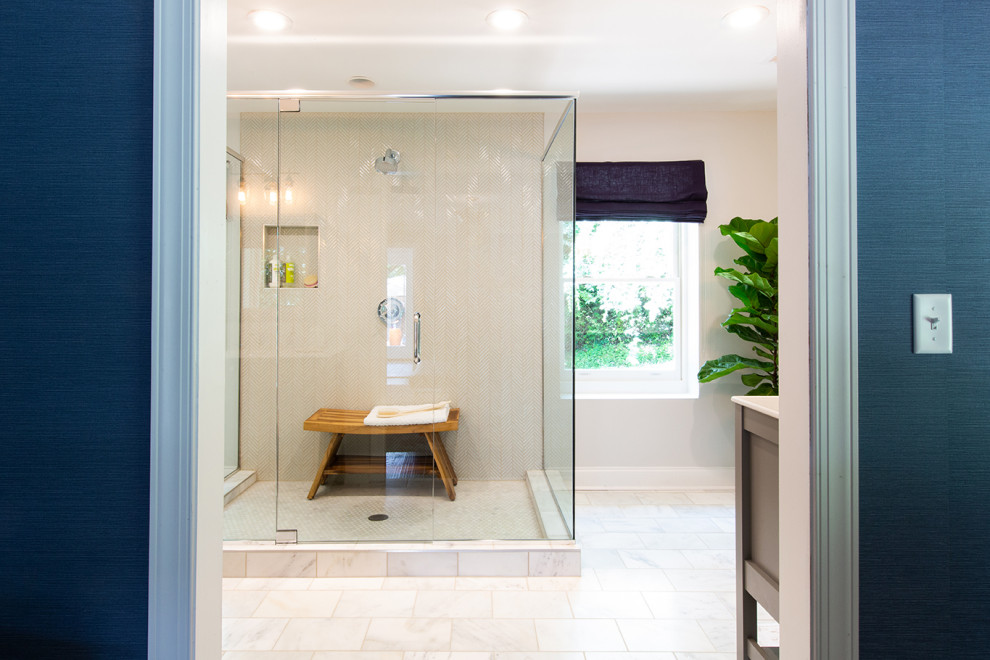 Ispirazione per una stanza da bagno con piastrelle beige, lastra di vetro e pavimento beige
