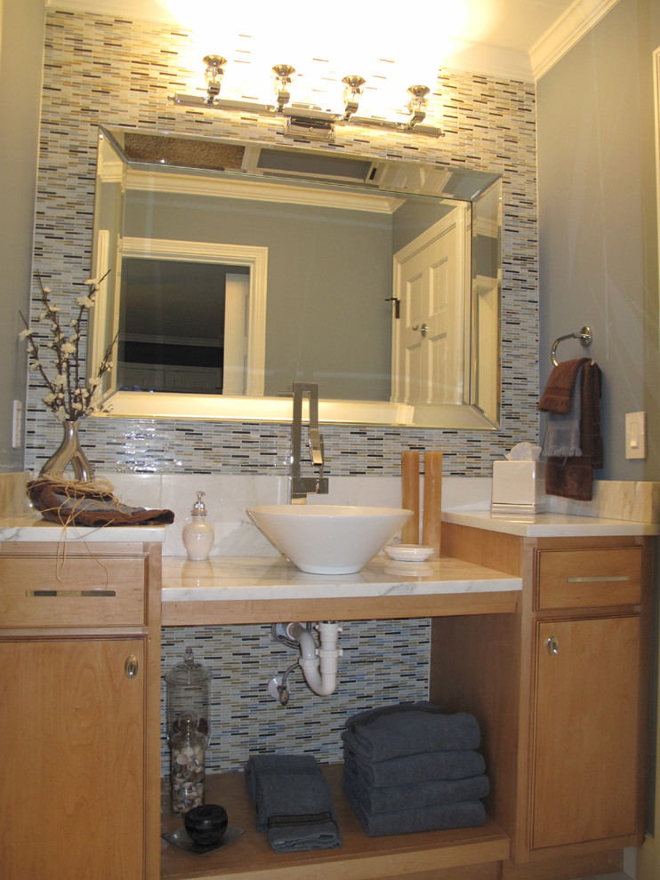 Foto på ett mellanstort funkis badrum med dusch, med släta luckor, skåp i ljust trä, svart kakel, blå kakel, stickkakel, grå väggar, ett fristående handfat och marmorbänkskiva
