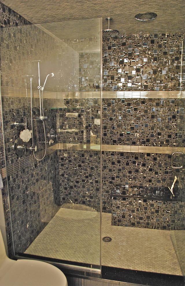 Klassisches Badezimmer mit integriertem Waschbecken, dunklen Holzschränken, Glaswaschbecken/Glaswaschtisch, Doppeldusche, Toilette mit Aufsatzspülkasten, grauen Fliesen, Mosaikfliesen, beiger Wandfarbe und Keramikboden in Chicago