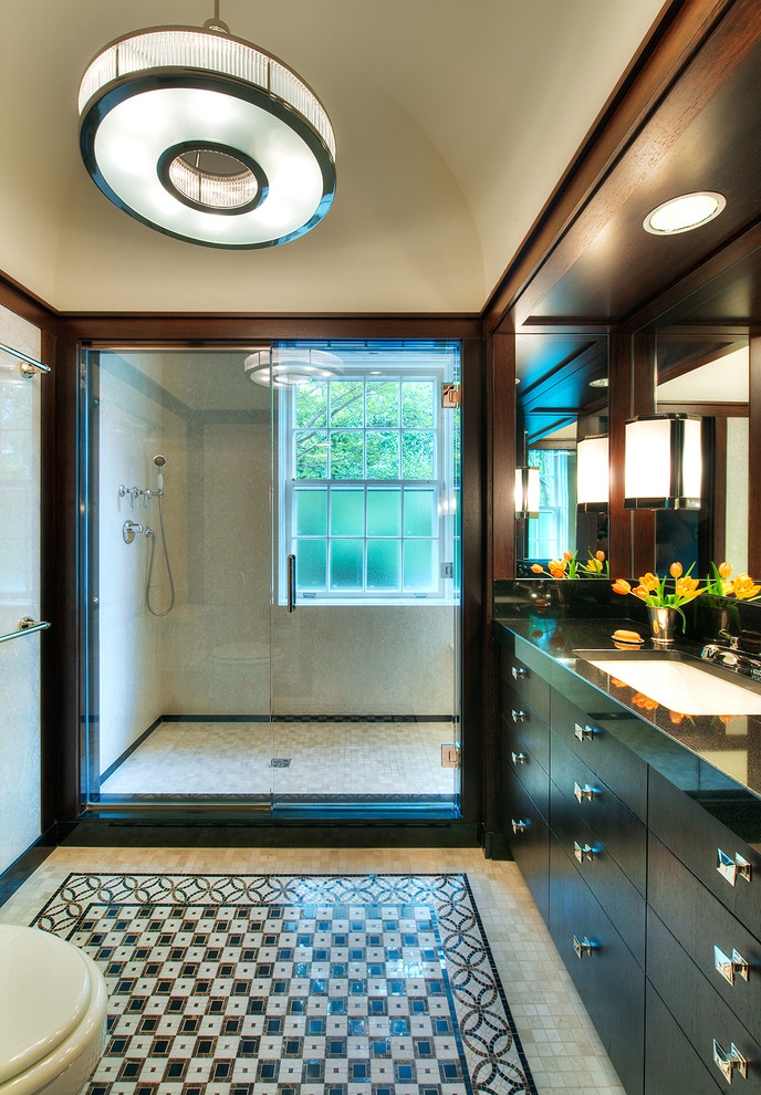 Inredning av ett modernt en-suite badrum, med en kantlös dusch