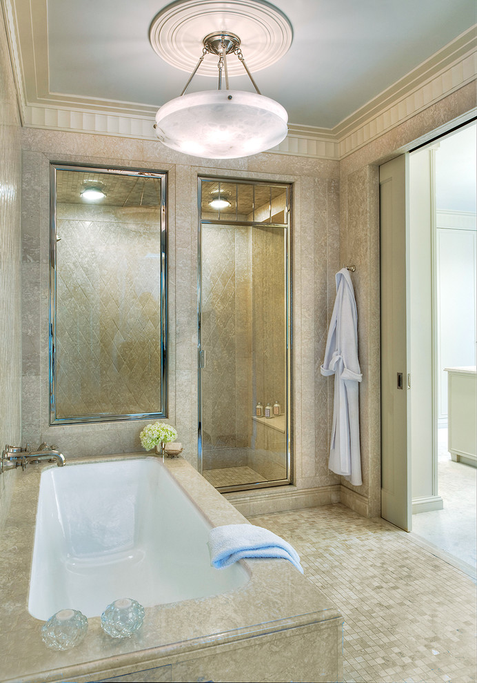 Modernes Badezimmer mit Unterbauwanne und Duschnische in Washington, D.C.