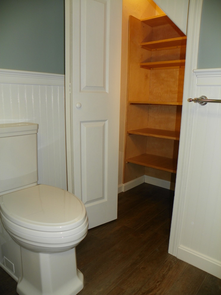 Inredning av ett klassiskt mellanstort en-suite badrum, med ett undermonterad handfat, möbel-liknande, grå skåp, bänkskiva i kvarts, en hörndusch, en toalettstol med separat cisternkåpa, beige kakel, porslinskakel, gröna väggar och mellanmörkt trägolv