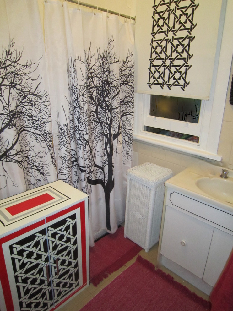 Imagen de cuarto de baño principal de estilo zen pequeño con armarios tipo mueble, paredes blancas y suelo de linóleo